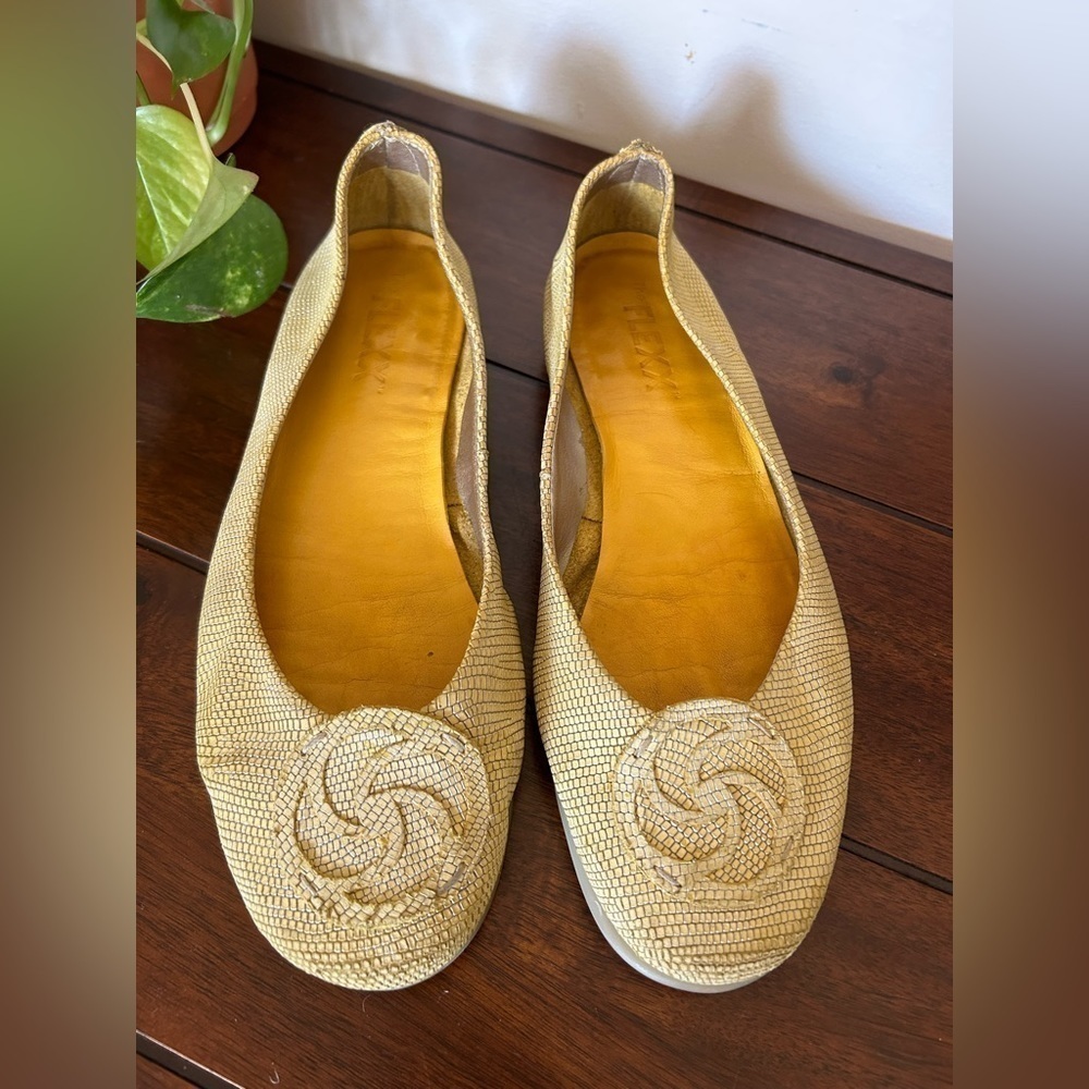 The Flexx Yellow ballerina Flat‎ snakeskin Sandals Size 7.5